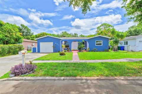 House in Margate, Florida 3 bedrooms, 204.38 sq.m. № 1880040 - photo 30