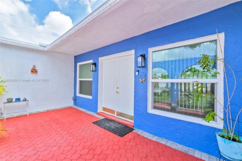 House in Margate, Florida 3 bedrooms, 204.38 sq.m. № 1880040 - photo 4