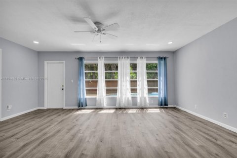 House in Margate, Florida 3 bedrooms, 204.38 sq.m. № 1880040 - photo 13