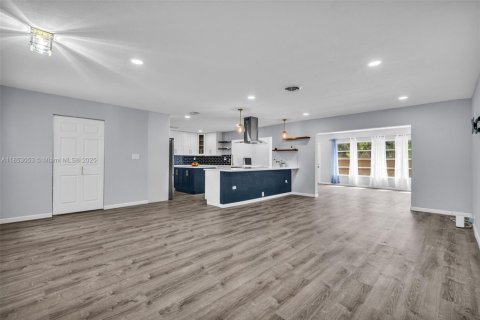 House in Margate, Florida 3 bedrooms, 204.38 sq.m. № 1880040 - photo 9