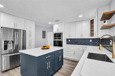House in Margate, Florida 3 bedrooms, 204.38 sq.m. № 1880040 - photo 7