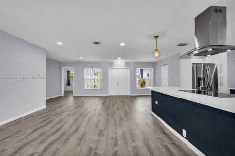 House in Margate, Florida 3 bedrooms, 204.38 sq.m. № 1880040 - photo 10