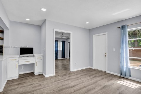 House in Margate, Florida 3 bedrooms, 204.38 sq.m. № 1880040 - photo 14