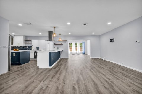 House in Margate, Florida 3 bedrooms, 204.38 sq.m. № 1880040 - photo 5