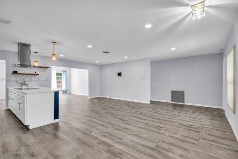 House in Margate, Florida 3 bedrooms, 204.38 sq.m. № 1880040 - photo 12