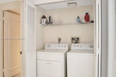 Купить кондоминиум в Ки-Бискейн, Флорида 3 спальни, 185.9м2, № 1895932 - фото 20