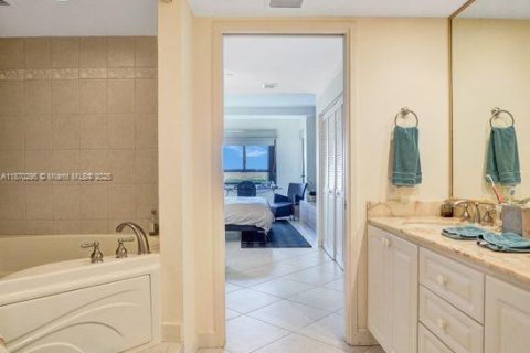 Купить кондоминиум в Ки-Бискейн, Флорида 3 спальни, 185.9м2, № 1895932 - фото 13