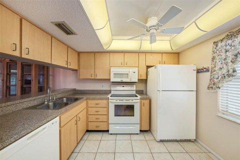 Condo in Holiday, Florida, 2 bedrooms  № 1856368 - photo 10