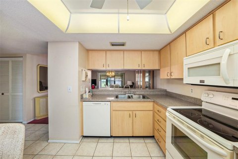 Condo in Holiday, Florida, 2 bedrooms  № 1856368 - photo 11