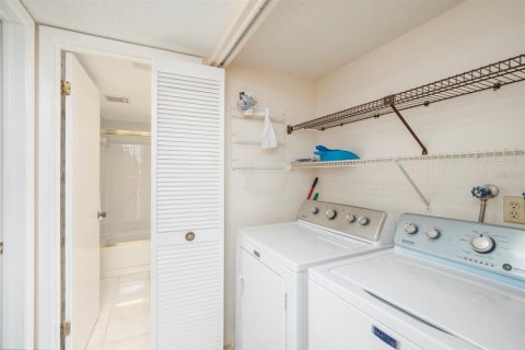 Condo in Holiday, Florida, 2 bedrooms  № 1856368 - photo 12