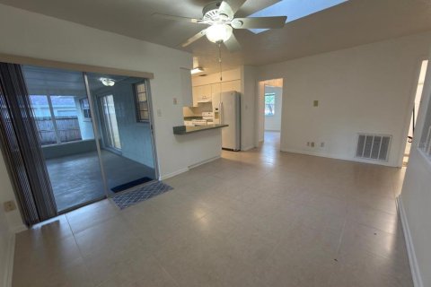 House in Brandon, Florida 4 bedrooms, 151.24 sq.m. № 2129408 - photo 8
