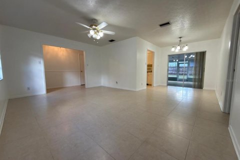 House in Brandon, Florida 4 bedrooms, 151.24 sq.m. № 2129408 - photo 5