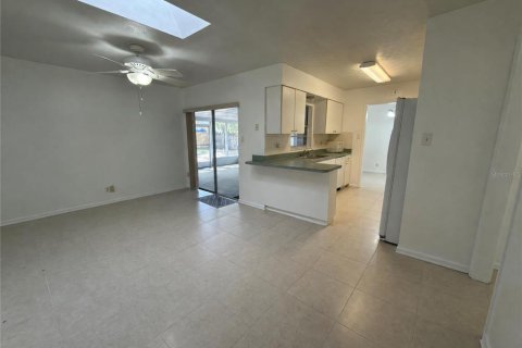 House in Brandon, Florida 4 bedrooms, 151.24 sq.m. № 2129408 - photo 9