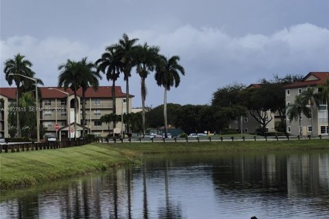 Condo in Pembroke Pines, Florida, 2 bedrooms № 1988099 - photo 19