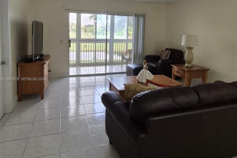 Condo in Pembroke Pines, Florida, 2 bedrooms № 1988099 - photo 4