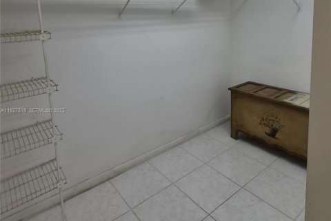 Condo in Pembroke Pines, Florida, 2 bedrooms № 1988099 - photo 11