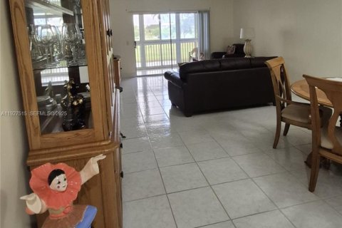 Condo in Pembroke Pines, Florida, 2 bedrooms № 1988099 - photo 2