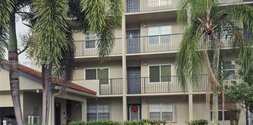 Condo in Pembroke Pines, Florida, 2 bedrooms № 1988099