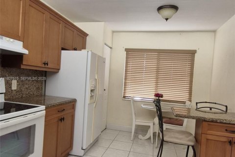 Condo in Pembroke Pines, Florida, 2 bedrooms № 1988099 - photo 6