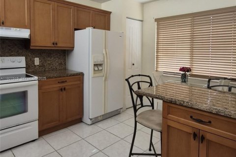 Condo in Pembroke Pines, Florida, 2 bedrooms № 1988099 - photo 7