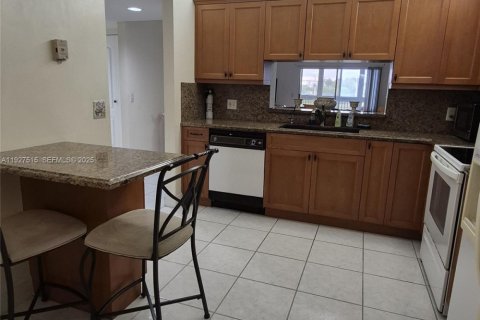 Condo in Pembroke Pines, Florida, 2 bedrooms № 1988099 - photo 8
