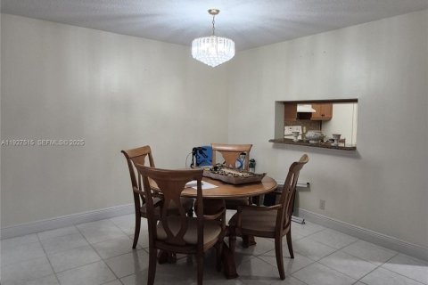 Condo in Pembroke Pines, Florida, 2 bedrooms № 1988099 - photo 3