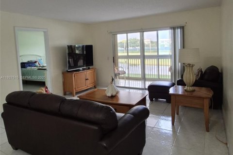 Condo in Pembroke Pines, Florida, 2 bedrooms № 1988099 - photo 5