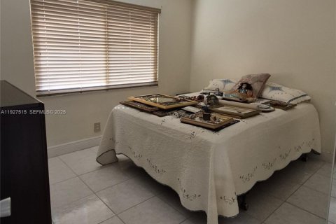 Condo in Pembroke Pines, Florida, 2 bedrooms № 1988099 - photo 14