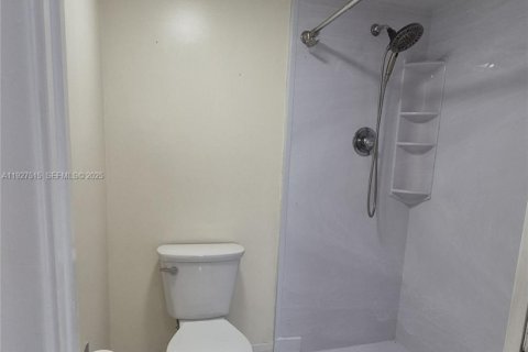 Condo in Pembroke Pines, Florida, 2 bedrooms № 1988099 - photo 12