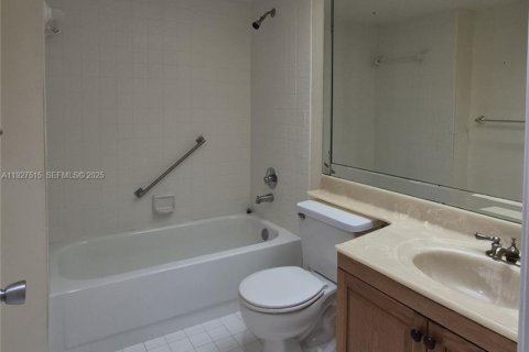 Condo in Pembroke Pines, Florida, 2 bedrooms № 1988099 - photo 15