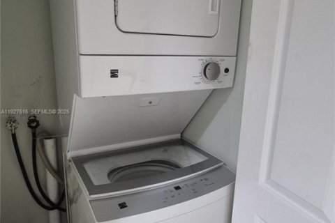 Condo in Pembroke Pines, Florida, 2 bedrooms № 1988099 - photo 16