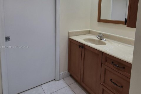 Condo in Pembroke Pines, Florida, 2 bedrooms № 1988099 - photo 13