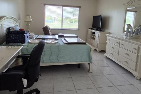 Condo in Pembroke Pines, Florida, 2 bedrooms № 1988099 - photo 10