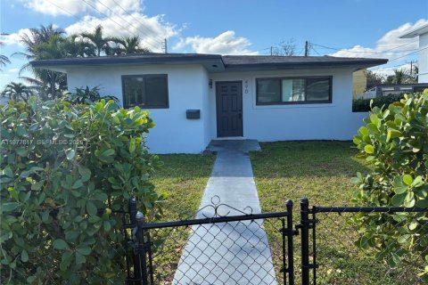 Снять в аренду виллу или дом в Норт-Майами-Бич, Флорида 3 спальни, 110.55м2, № 2042593 - фото 2