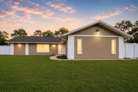 House in New Port Richey, Florida 3 bedrooms, 184.6 sq.m. № 2224761