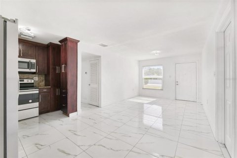 House in Tampa, Florida 4 bedrooms, 122.45 sq.m. № 1657065 - photo 4