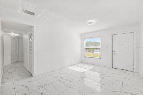 House in Tampa, Florida 4 bedrooms, 122.45 sq.m. № 1657065 - photo 5