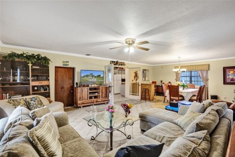 House in Lauderhill, Florida 3 bedrooms, 147.71 sq.m. № 2003181 - photo 15