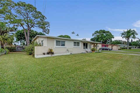 House in Lauderhill, Florida 3 bedrooms, 147.71 sq.m. № 2003181