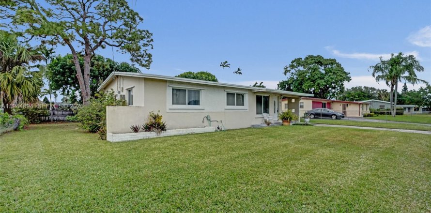 House in Lauderhill, Florida 3 bedrooms, 147.71 sq.m. № 2003181