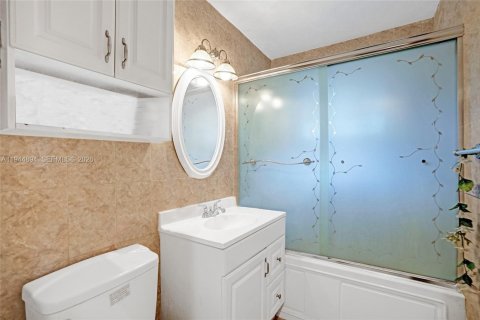 House in Lauderhill, Florida 3 bedrooms, 147.71 sq.m. № 2003181 - photo 18