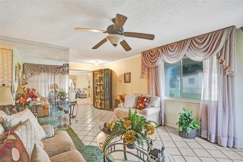 House in Lauderhill, Florida 3 bedrooms, 147.71 sq.m. № 2003181 - photo 5