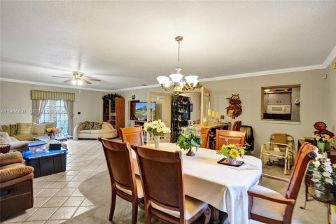 House in Lauderhill, Florida 3 bedrooms, 147.71 sq.m. № 2003181 - photo 13