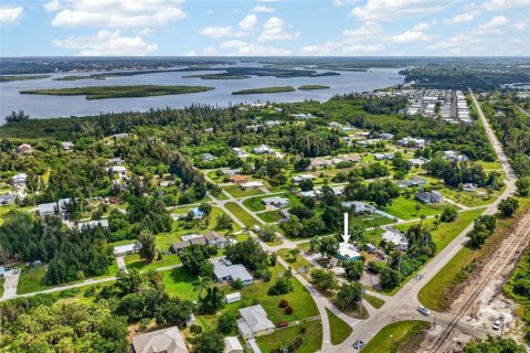 Купить виллу или дом в Пунта-Горда, Флорида 10 комнат, 114.08м2, № 2149023 - фото 2