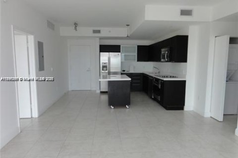 Снять в аренду кондоминиум в Майами, Флорида 2 спальни, 100.98м2, № 1947591 - фото 1