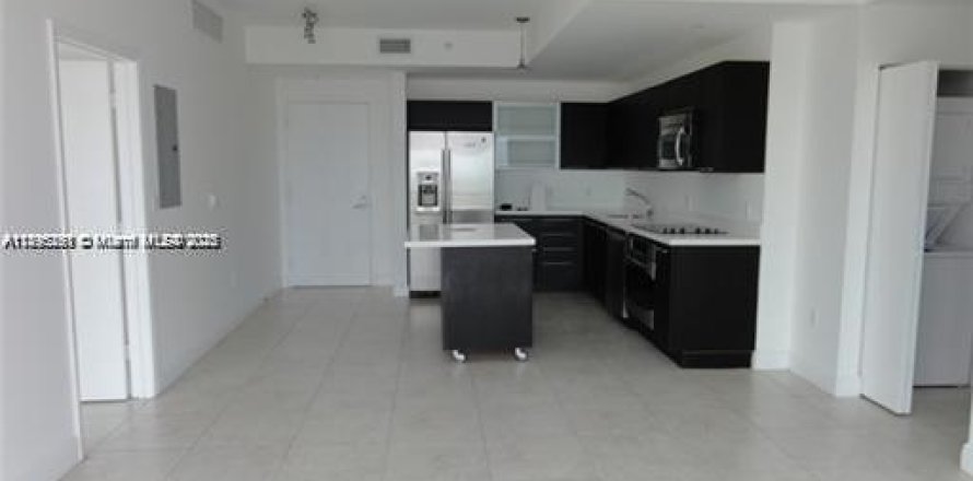 Кондоминиум с 2 спальнями в Майами, Флорида № 1947591