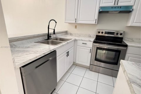 Купить виллу или дом в Майами, Флорида 2 спальни, 117.15м2, № 2047128 - фото 3