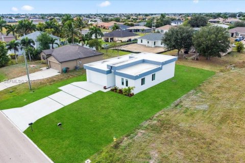 Villa ou maison à vendre à Cape Coral, Floride: 3 chambres, 141.86 m2 № 2040408 - photo 30