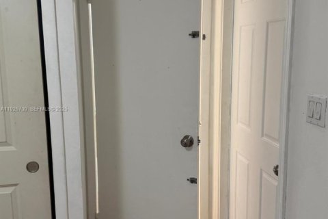 Villa ou maison à louer à Miami, Floride: 2 chambres, 102.19 m2 № 1984088 - photo 5