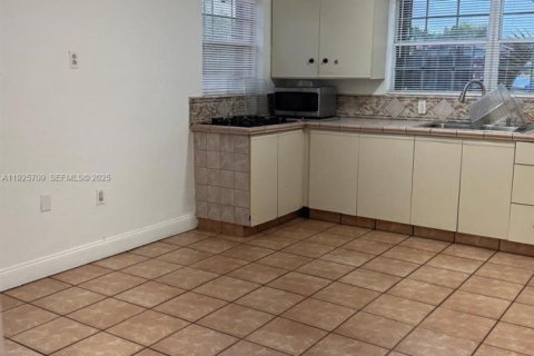 Villa ou maison à louer à Miami, Floride: 2 chambres, 102.19 m2 № 1984088 - photo 12